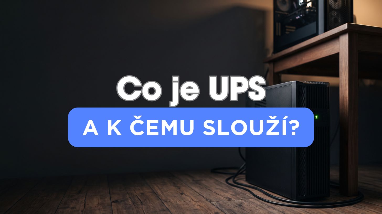 Záložní zdroj UPS stojící na podlaze vedle stolu s herním počítačem, se svítící kontrolkou provozu