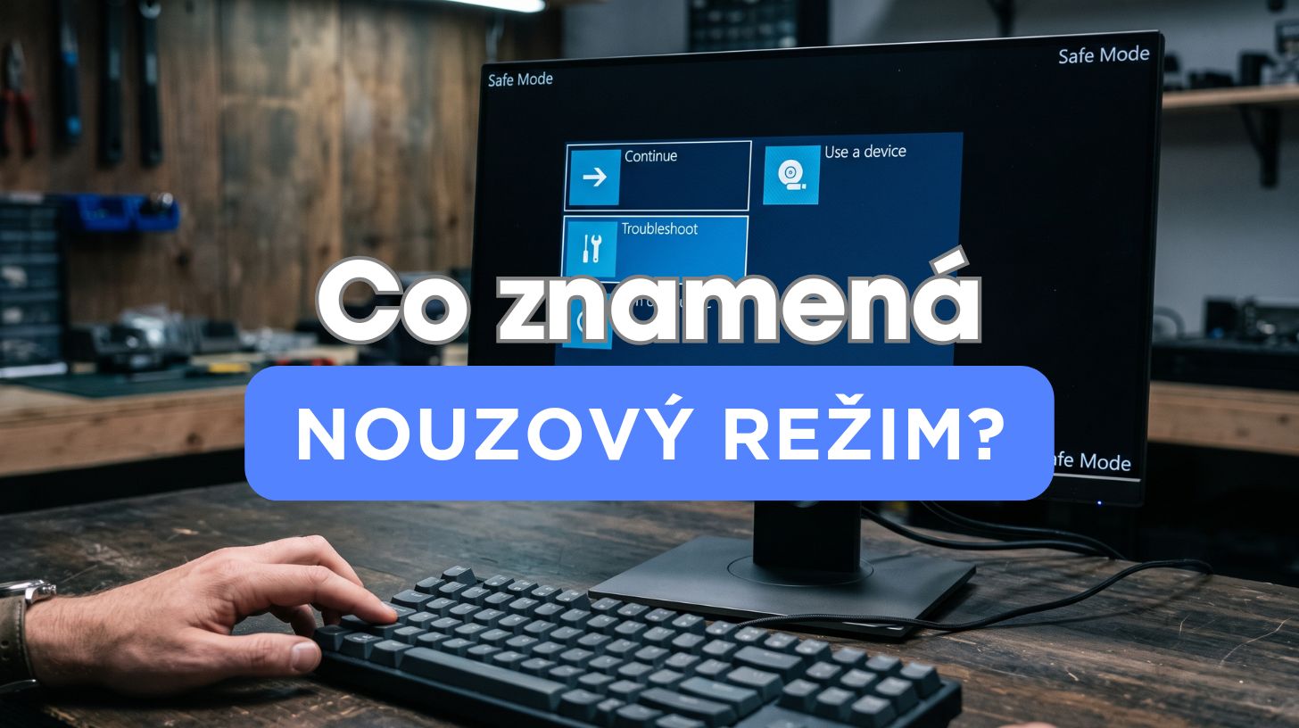 Monitor herního počítače zobrazující modrou obrazovku prostředí obnovy Windows s nápisem Nouzový režim v rozích plochy