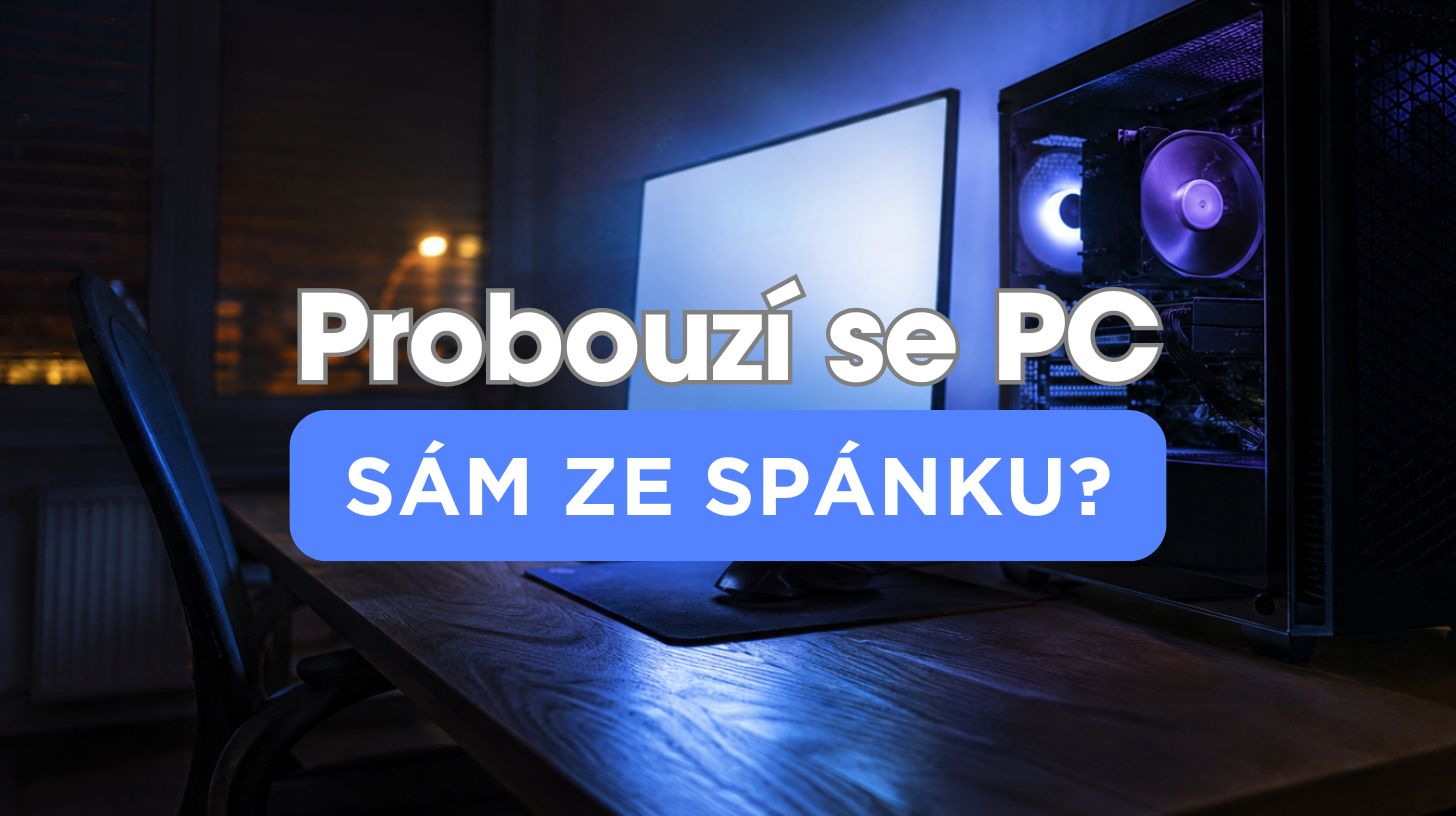 Herní počítač v tmavém pokoji s rozsvíceným monitorem uprostřed noci jako ilustrace samovolného probuzení ze režimu spánku